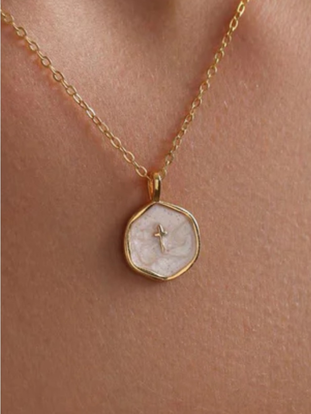 Tasholy Vacker Cross Necklace in Gold